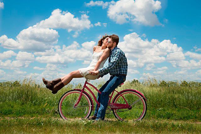 pareja de enamorados montando en bicicleta