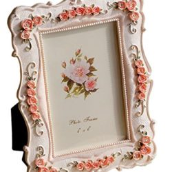 Marco de fotos artesanal con flores grabadas en el marco