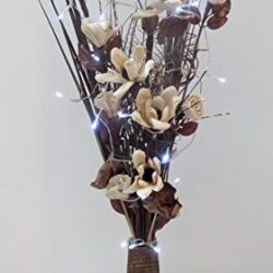 Jarrón de madera con flores y plantas artificiales y luces LED